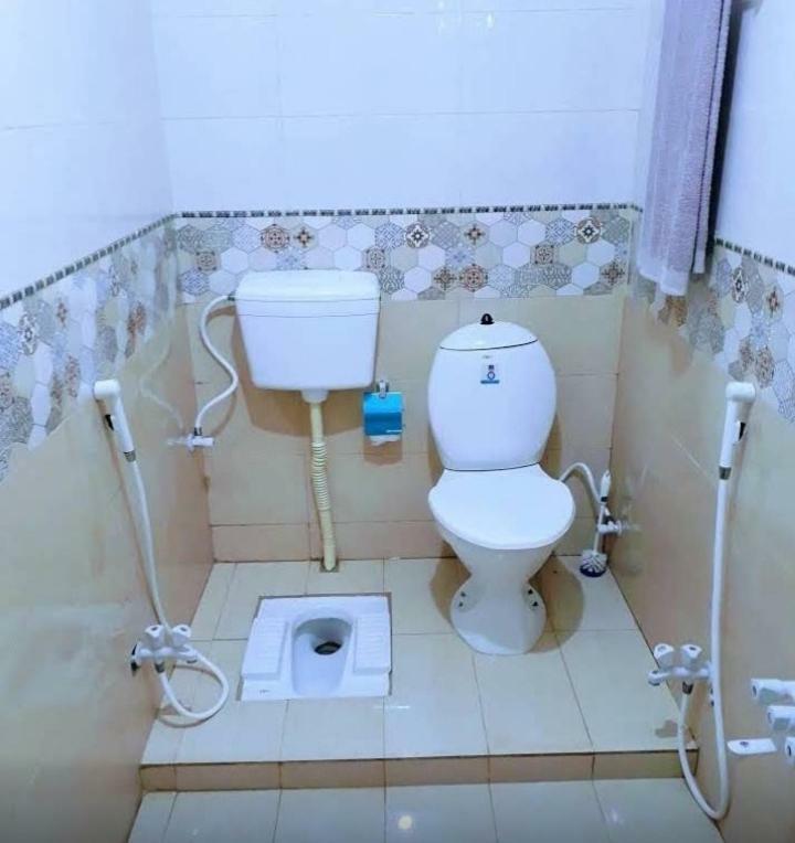 Galaxy Palace Near Millennium Mall Карачи Экстерьер фото